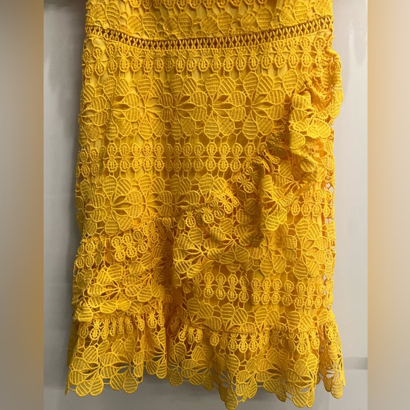 Cute yellow, flower lace Lulus dress. Size Small. - Picture 4 of 12